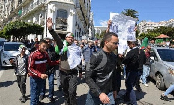 Photo de Marches des étudiants réclamant un changement radical du système