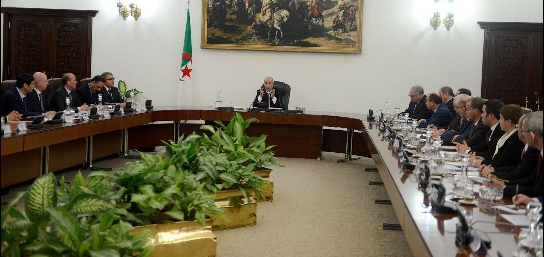 Photo de Le Président Tebboune préside une réunion avec les membres du Comité scientifique de suivi de l’évolution du Covid-19