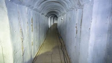 Photo de Découverte d’un tunnel avec des cellules pour les otages