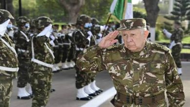 Photo de En visite au Commandement des Forces aériennes : Le Général Saïd Chanegriha appelle à poursuivre les efforts de préparation au combat