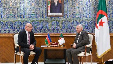 Photo de Chargé par le président de la République .. Ahmed Attaf reçoit l’envoyé spécial du président de l’Azerbaïdjan